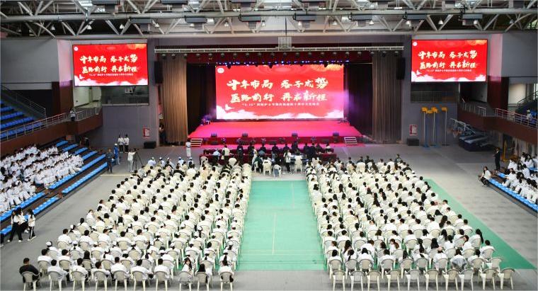 新葡萄8883官网AMG医学院举行“5.12”国际护士节授帽仪式暨庆祝建院十周年文艺晚会