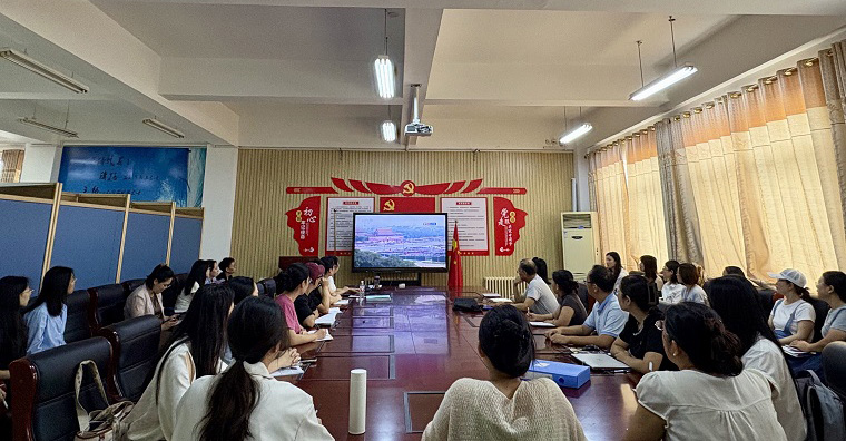语言文化学院党总支集中收看纪念中国人民抗日战争暨世界反法西斯战争胜利80周年大会直播
